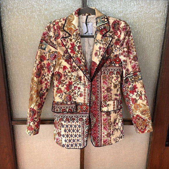 SFIZIO Printed Velvet Blazer
$548 original retail size says 2 but fits up to 6 - Picture 8 of 16